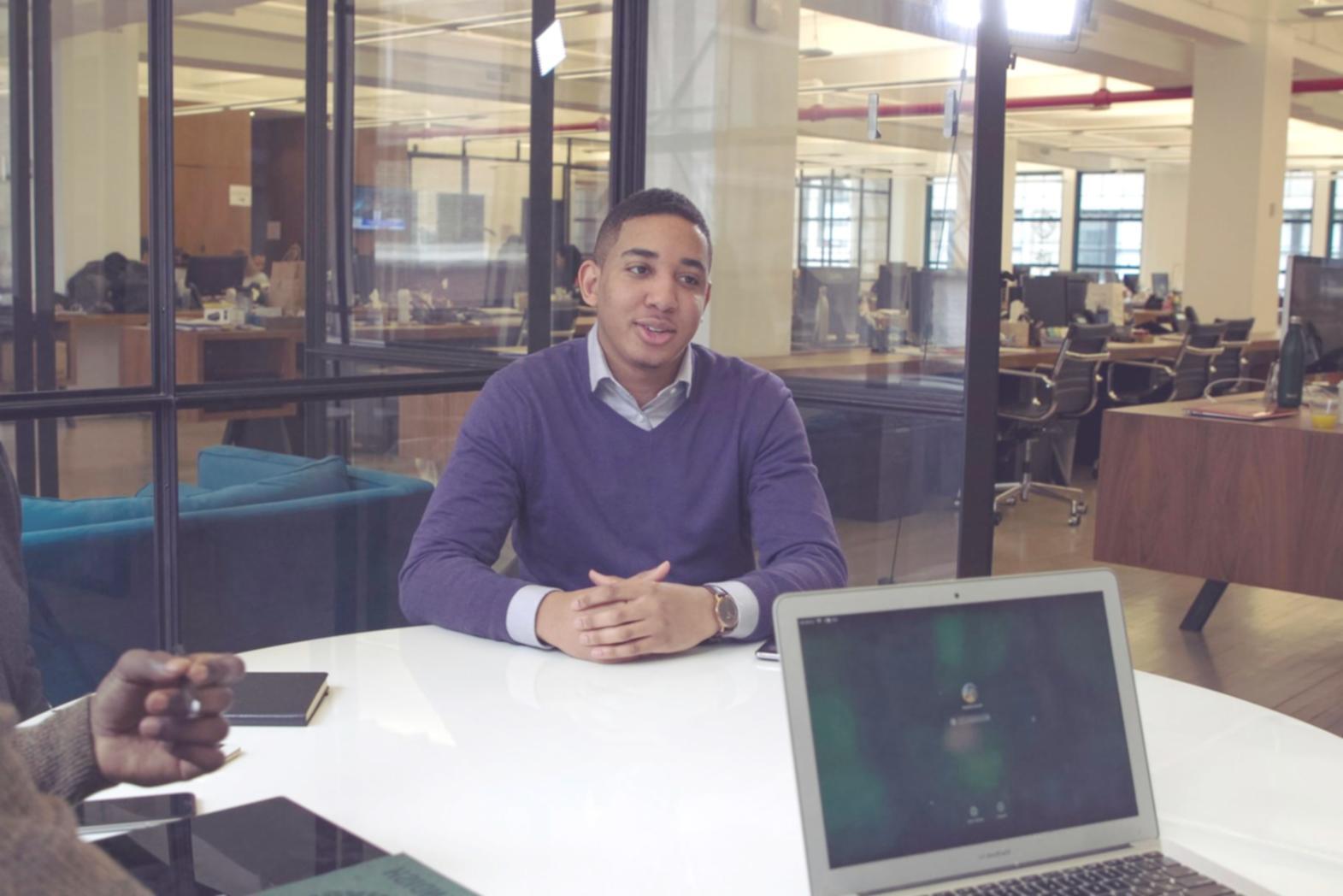 Espace de travail avec documents financiers et ordinateur pour apprentissage pratique